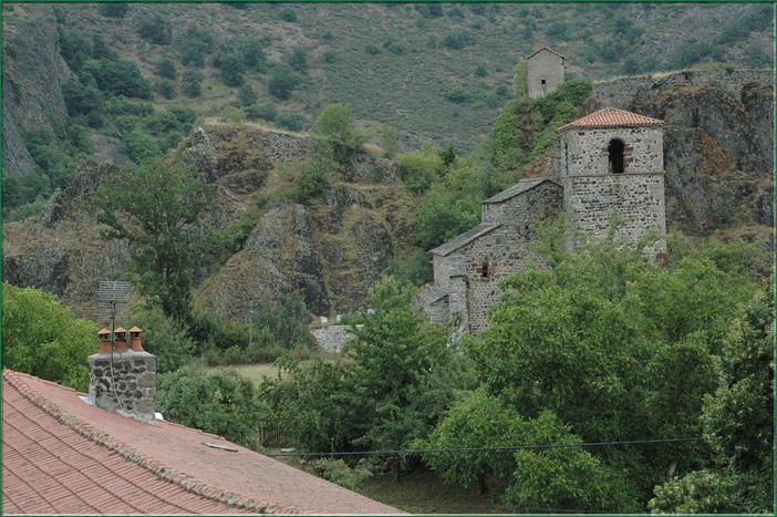 Village  quasi à labandon. Sans excès, il est figé dans ses splendeurs passées,