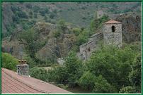 Village  quasi à labandon. Sans excès, il est figé dans ses splendeurs passées,
