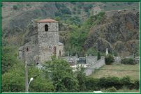 à limage de son cimetière oú les tombes de pierre et de fer forgé, vieilles dun siècle, reposent dans lherbe et les pissenlits