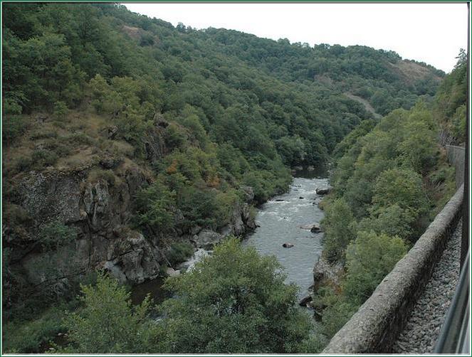 La pente se fait plus forte, s'effronde parfois en parois noires recouvertes de lichen. La rivière a creusé dans le basalte dur mais cassant qui se désagrège sur les pente