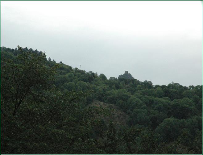 orgues basaltiques oú des châteaux, des tours et des églises romanes se sont accrochés