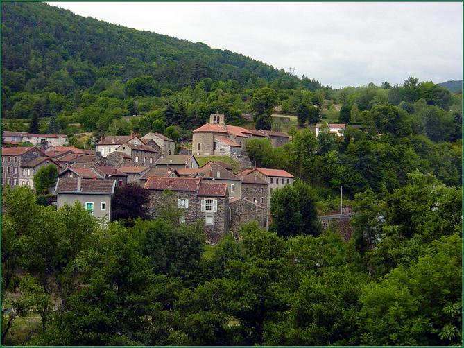 Monistrol dAllier. Eglise surmontée d'un clocher  à peigne  (Les clochers-peigne sont typiques sur le plateau du Velay...