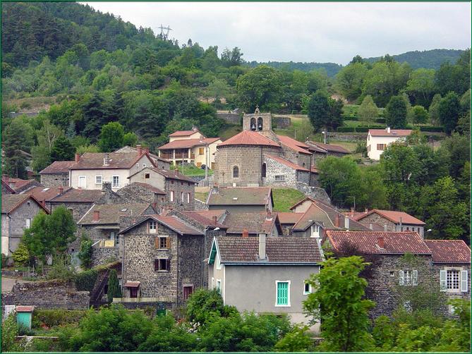 Ils comportent un mur unique terminé par des niches qui abritent les cloches. Cette particularité architecturale s'expliquerait  par la pauvreté des communautés
