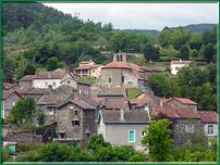 Ils comportent un mur unique terminé par des niches qui abritent les cloches. Cette particularité architecturale s'expliquerait  par la pauvreté des communautés