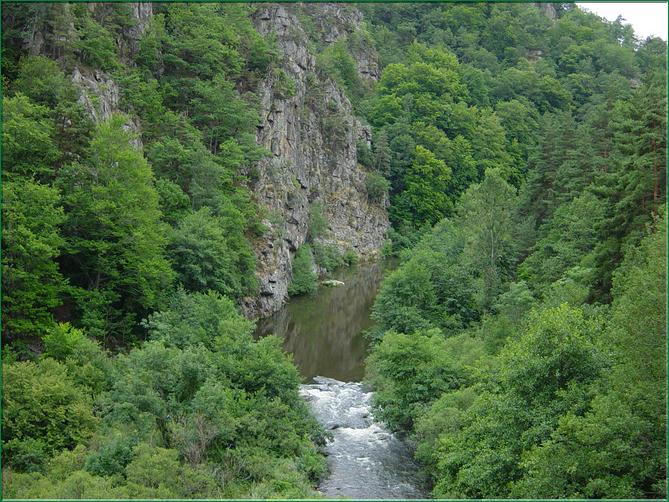 Aucune route ne suit les gorges, la ligne est seule à les emprunter.... entre les versants abrupts du Devès et de la Margeride.