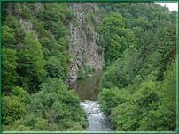 Aucune route ne suit les gorges, la ligne est seule à les emprunter.... entre les versants abrupts du Devès et de la Margeride.
