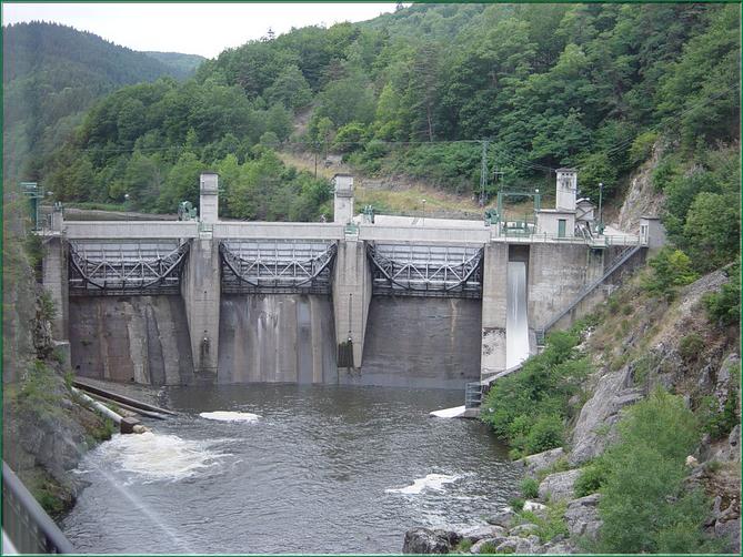 Au sortir de l'un des nombreux tunnels de la ligne, le barrage de Poutés, sur la droite l'ascenseur à saumons.