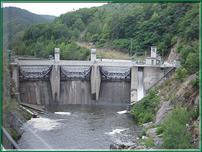 Au sortir de l'un des nombreux tunnels de la ligne, le barrage de Poutés, sur la droite l'ascenseur à saumons.