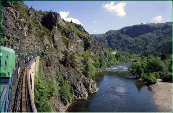 De nombreux tunnels y ont été percés au flanc de la montagne pour le passage de la voie ferrée 