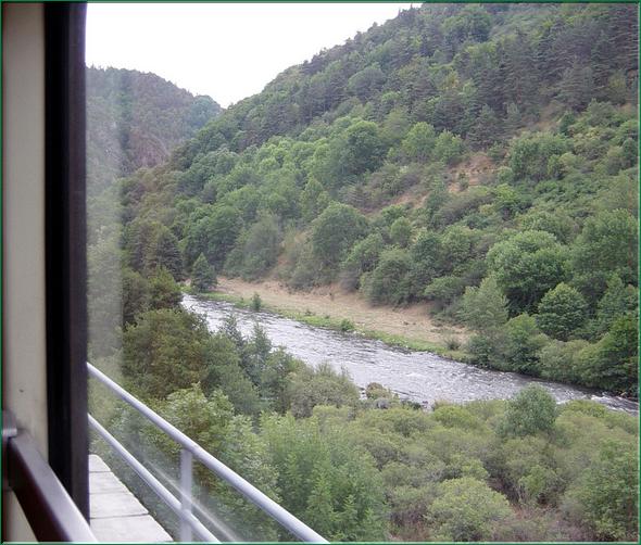 La rivière sécoule, tel un torrent, alternant plats et rapides, au milieu dun paysage de rochers, de landes et de forêts