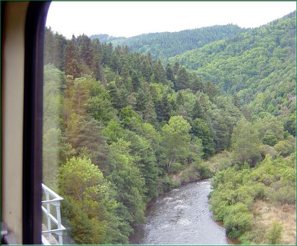 Après Langeac, méandres encaissés et zones délargissement se succèdent dans la vallée.