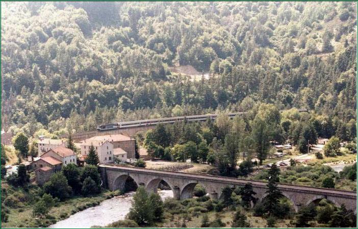 Ici la ligne exécute un arc de cercle autour de la ville, avant de retraverser l'Allier. 