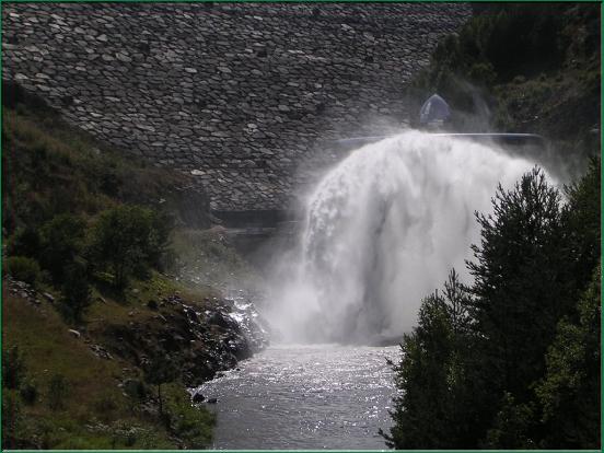 Lacher d'eau au barrage de Naussac