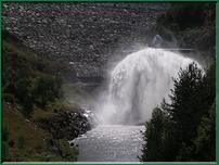 Lacher d'eau au barrage de Naussac