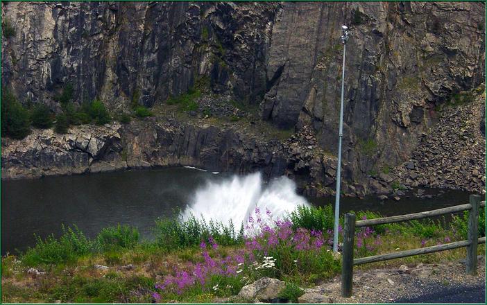 Lacher d'eau- au cours de la  vidange du Barrage de Naussac.