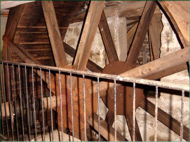 La roue à augets est un des vieux principes de l'énergie hydraulique. Elle est verticale et l'eau arrive dessus après une petite chute d'eau 