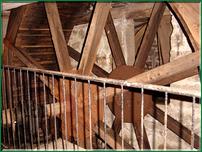 La roue à augets est un des vieux principes de l'énergie hydraulique. Elle est verticale et l'eau arrive dessus après une petite chute d'eau 