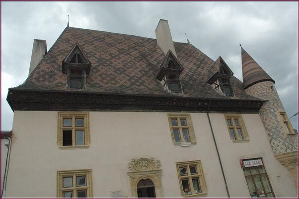 Le petit Louvre aurait été un bâtiment lié au service des messagers du Roi et servait d'hôtellerie et de relais de poste. Façade percée de fenêtres à meneaux