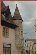 Façade avec sa poivrière d'angle, aux briques émaillées. Autrefois, relais de poste sur le  chemin royal reliant à travers le Forez, le sud de la France à la capitale du royaume
