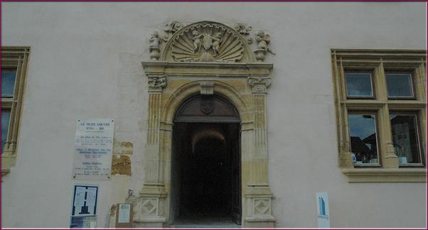 La porte d'entrée, style renaissance, est encadrée de deux pilastres cannelés sur lesquels reposent deux angelots