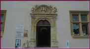 La porte d'entrée, style renaissance, est encadrée de deux pilastres cannelés sur lesquels reposent deux angelots