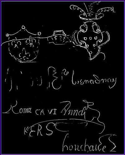 Sur l'ensemble du couloir d'entrée, se rencontrent des graffiti, témoignages du passage des hommes (négatif)