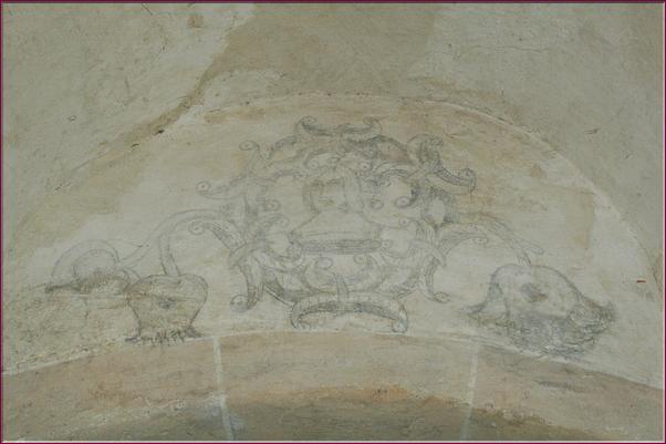 Buste de femme avec vase, entrelacs, volutes, au dessus de la porte qui ouvre sur la cour