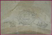 Buste de femme avec vase, entrelacs, volutes, au dessus de la porte qui ouvre sur la cour