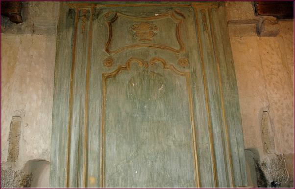 Dessus d'une cheminée vert avec rehauts or dans la Salle Moulins-