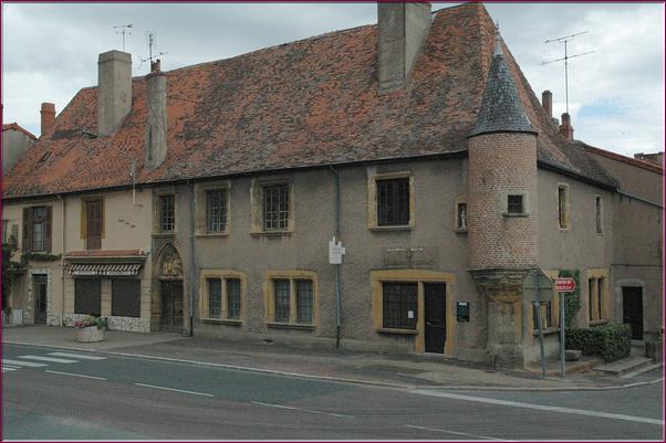 Maison Notre-Dame au toit aigu, à la tourelle en poivrière supportée par un encorbellement orné de moulures et de modillons, bâtie vers le XVIe siècle.