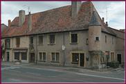 Maison Notre-Dame au toit aigu, à la tourelle en poivrière supportée par un encorbellement orné de moulures et de modillons, bâtie vers le XVIe siècle.
