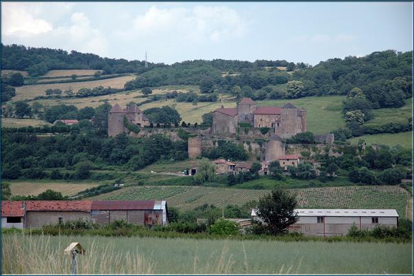 Avec ses 13 tours dominant la vallée du Mâconnais, Berzé est une forteresse du XIIIème siècle
