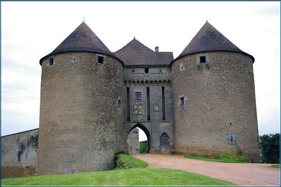 Le châtelet dentrée représente un exemple caractéristique de larchitecture militaire du XIIIe siècle.