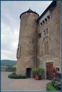 La cour noble intermédiaire, située un peu plus haut, s'étend sur le front nord du noyau fortifié primitif et domine l'entrée de la cour noble basse.