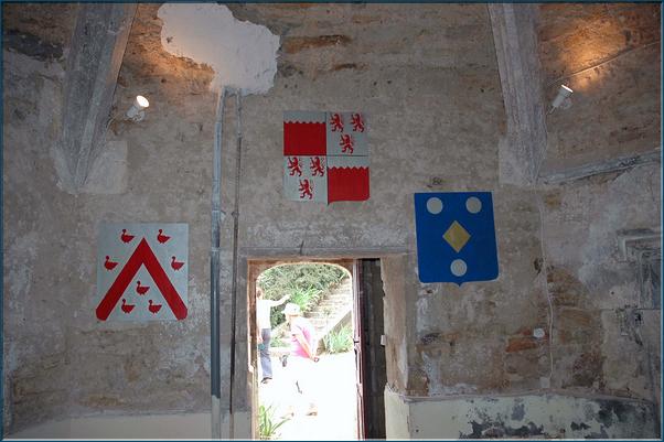 Salle de garde, Blasons seigneuriaux
