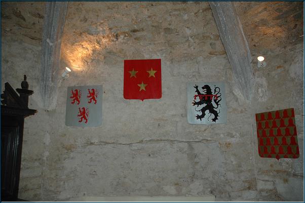 Blasons seigneriaux dans la salle de garde