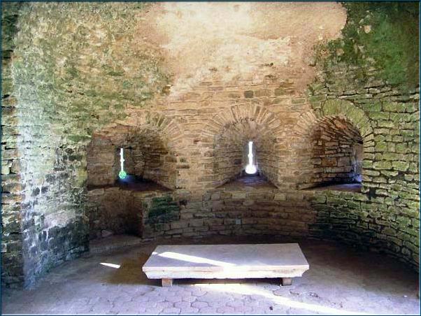 L'autel de la chapelle. L'abside a été percée d'archères-canonnières.