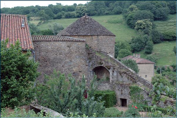 Tour des Revenants - La forteresse est le théâtre de multiples affrontements  entre Armagnacs et Bourguignons au début du XVe siècle, ... 