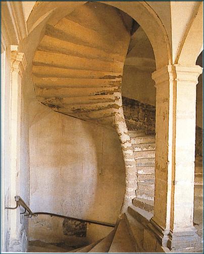 Escalier central du Château, les marches et le noyau se déroulent en spirale, et son palier à chaque étage est surmonté d'une vote à compartiment d'arête