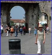 La Porte de Santa Marina de la place