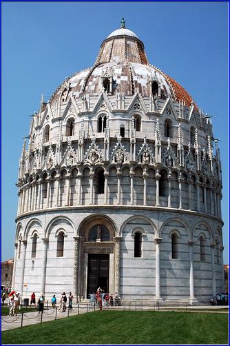 Le Baptistère, en marbre. Les deux premiers étages sont romans, les gâbles ( Petit fronton de pierre, ajouré et décoré de crochets ou de fleurons) du 14ème s.