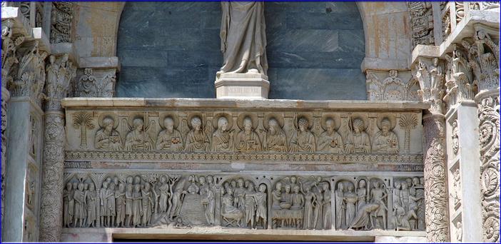 Linteau sculpté de la porte-