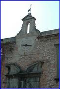 L'Ospedale di Santa Chiara (hospice Sainte-Claire) dont la façade donne sur la Place des Miracles. 