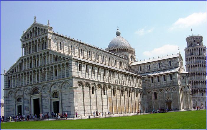 Le Duomo,  édifice de style roman-pisan, est en marbre de couleurs alternées.