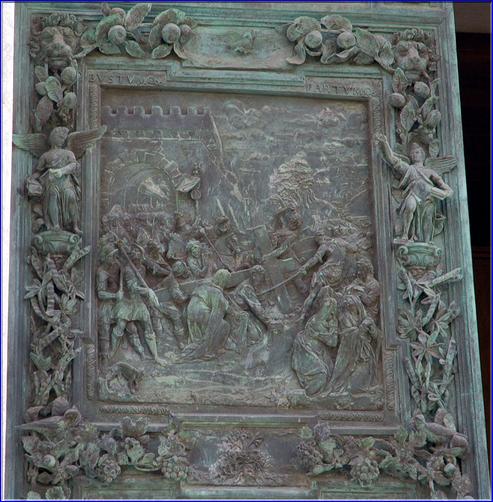 Les portes de bronze, faites d'après les projets de Jean Bologne, représentent la Vie de la Vierge au centre, la Vie du Christ sur les côtés..