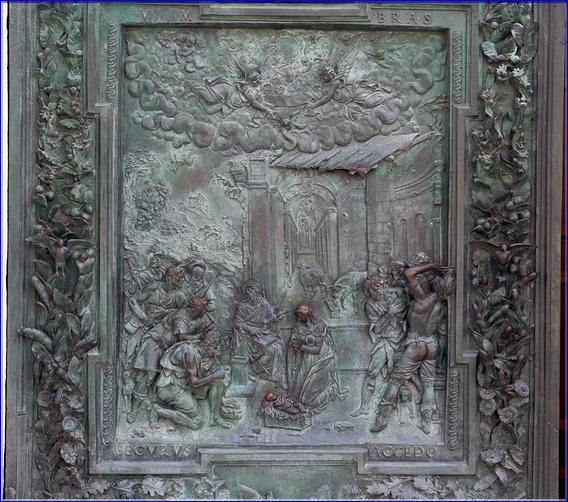 Détail de la porte en bronze