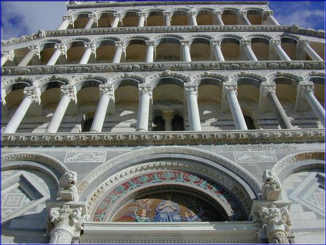 Détails de la façade -- Les arcades de la bande inférieure sont animées par une décoration typique en losanges et fleurons encastés, et par des marqueteries en marbre 