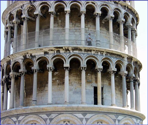 On peut gagner le sommet de la Tour par un escalier hélicodal situé à l'intérieur du corps cylindrique du Campanile