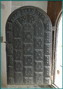 Porte d'entrée cloutée datée de 1587