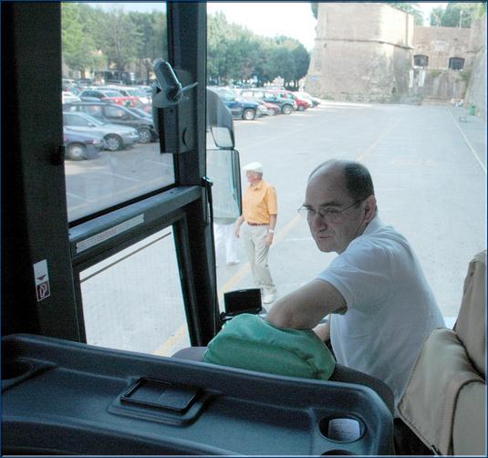 (Arrêt à l'entrée de Sienne).       Bernard, notre chauffeur